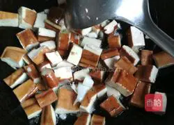 Illustration of how to stir-fry cucumbers and green peppers until fragrant 7