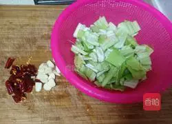 Illustration of how to stir-fry mustard peel 3