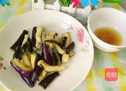 Illustration of how to stir-fry eggplant and leeks 6