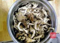 Illustration of how to make dry fried oyster mushrooms 4
