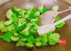 Illustrations of how to make green and red flowers 10