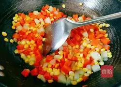 Illustration of how to stir-fry corn with carrots and potatoes 12