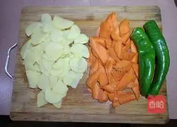 Illustration of how to make vegetarian fried carrot and potato slices 1