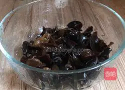 Illustration of how to make fungus mixed with cucumber 2