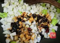 Illustration of how to make spicy stir-fried lotus root dices 7