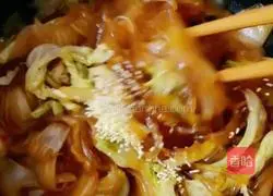 Illustration of how to make fried vermicelli with cabbage 11