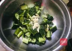 Illustration of how to make cucumbers with garlic paste 2