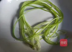 Illustration of how to tear garlic sprouts by hand 6