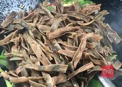 Illustration of how to make spicy stir-fried prunes 7