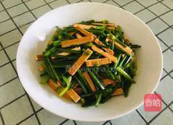 Illustration of how to stir-fry dried tofu with chives and moss 8