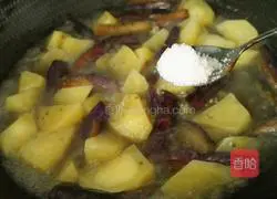 Illustration of how to stir-fry eggplant and potatoes 10