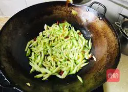 Illustration of how to make vinegar-coated zucchini shreds 6