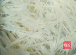 Illustration of how to make fried sausage and shredded potatoes 1