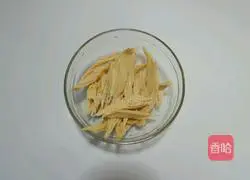 Illustration of how to make flavored yuba and celery stew 2