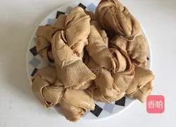 Illustration of how to make dry tofu rolls 7