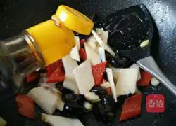 Illustration of how to make fried yam with black fungus 6