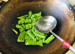 Illustration of how to make fried beef with green pepper and black bean sauce 3