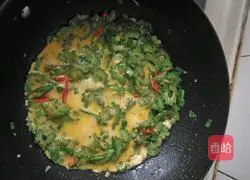 Illustration of how to pop bitter melon with eggs 5