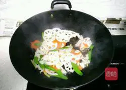 Illustration of how to make lotus pond stir-fry 12