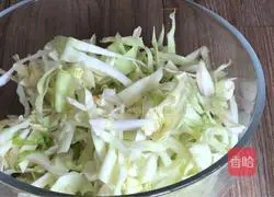 Illustration of how to make spicy and sour shredded cabbage 1