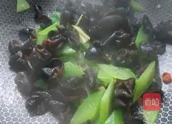 Illustration of how to stir-fry lettuce and fungus 10