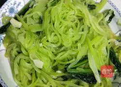 Illustration of how to make shredded garlic lettuce 5