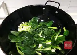 Illustration of how to stir-fry seafood mushrooms and vegetables 6