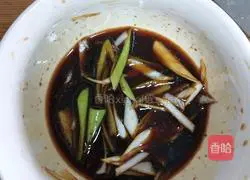 Illustration of how to make cold cucumber shreds 2