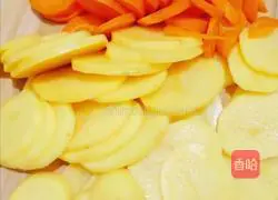 Illustration of how to make carrots and potato slices stewed 1