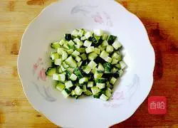 Illustration of how to make cucumber mixed with preserved eggs 2