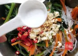 Illustration of how to mix spinach with vermicelli 10
