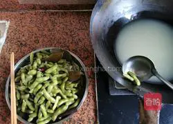 Illustration of how to make salted edamame 7