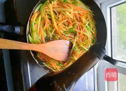 Illustration of how to stir-fry three shredded silkworms 8