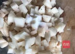 Illustration of how to make mushroom sauce mixed with diced lotus root 2