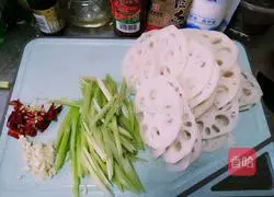 Illustration of how to make spicy and sour lotus root slices 2