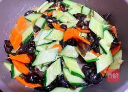 Illustration of how to make fried fungus with cucumber 13