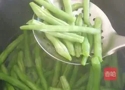 Illustration of how to make stir-fried green beans 1