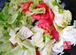 Illustration of how to make vegetarian stir-fried shredded cabbage 4