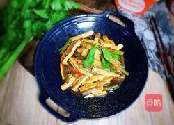 Illustration of how to make fried dried tofu with celery 12