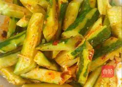 Illustration of how to make garlic and cucumber with knife 5