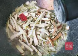 Illustration of how to make shredded bamboo shoots and pickled vegetables stir-fried and dried 9