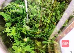 Illustration of how to mix shepherd's purse with dried fragrant 5