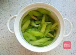 Illustration of how to make fried yuba with celery 1