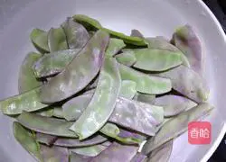 Illustration of how to make stir-fried moth beans 1