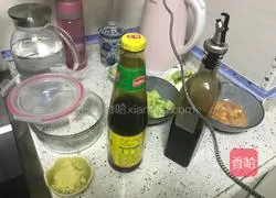 Illustration of how to steam vermicelli and enoki mushrooms with garlic sauce 4