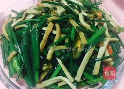 Illustration of how to make stir-fried dried beans with chive flowers 5