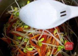 Illustration of how to make cold soybean sprouts 8