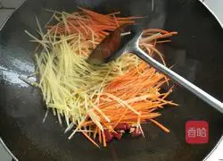Illustration of how to stir-fry three shredded shredded vegetables with sour and spicy vegetables 5