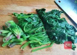 Illustration of how to mix spinach with peanuts 6