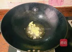 Illustration of how to stir-fry fragrant and dried chive flowers 3